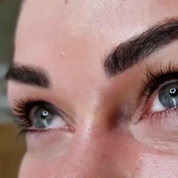 Frisch gefärbte Wimpern und Brauen