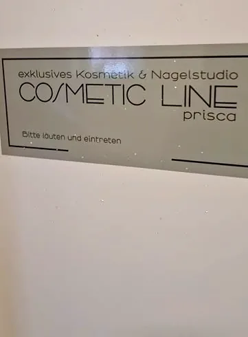 Türschild von Cosmetic Line Prisca am Eingang des Studios