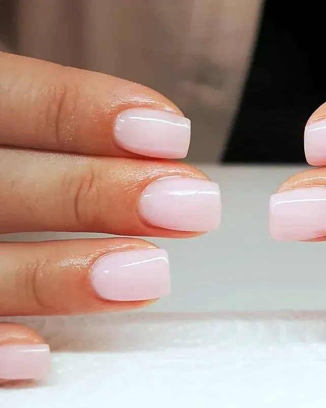 Gepflegte Gelnägel in zartem Rosé, gemacht bei Cosmetic Line Prisca