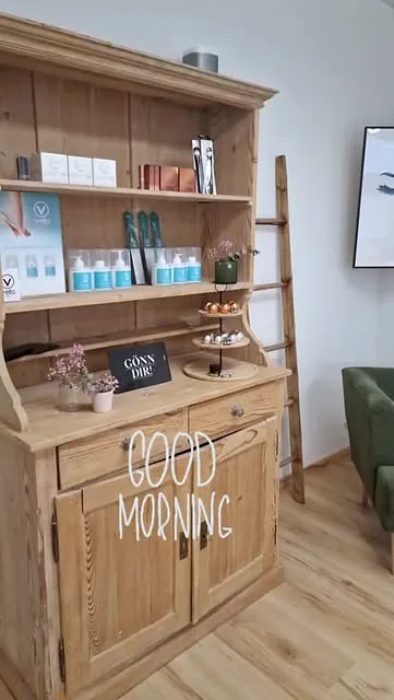 Holzregal mit Pflegeprodukten im Studio von Cosmetic Line Prisca