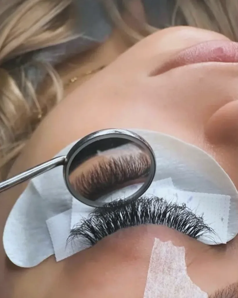 Wimpernlifting im Studio, Blick in den Kontrollspiegel